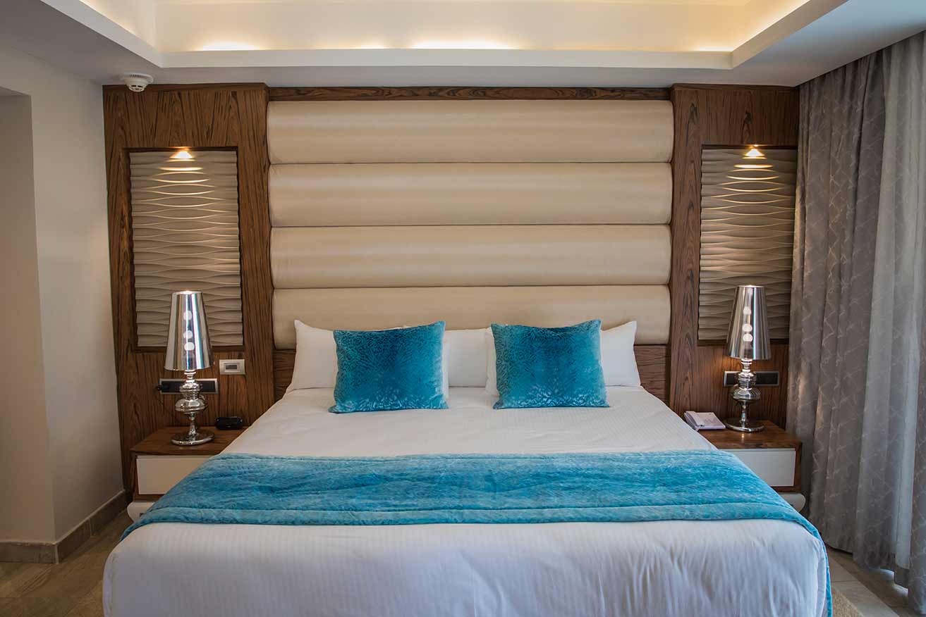 Family-Club-One-Bedroom-Suite-bed-blue