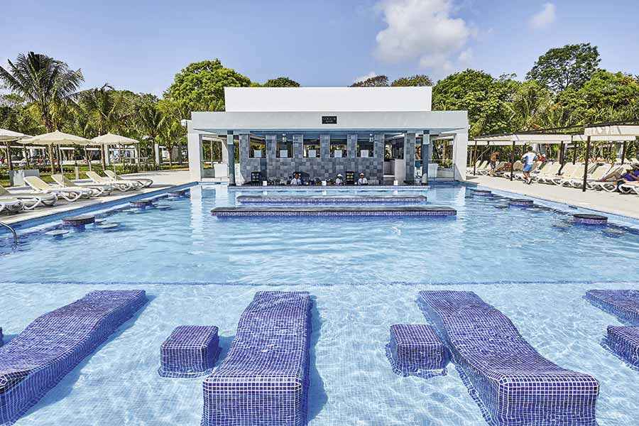 Pool-with-Swim-up-bar-Riu-Tequila_tcm55-182181