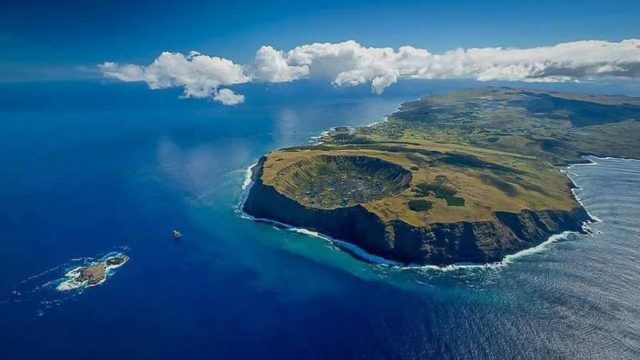 https://westchestertravel.com/wp-content/uploads/2023/08/Vista-aerea-Isla-de-Pascua-Rapa-Nui-640x360.jpg