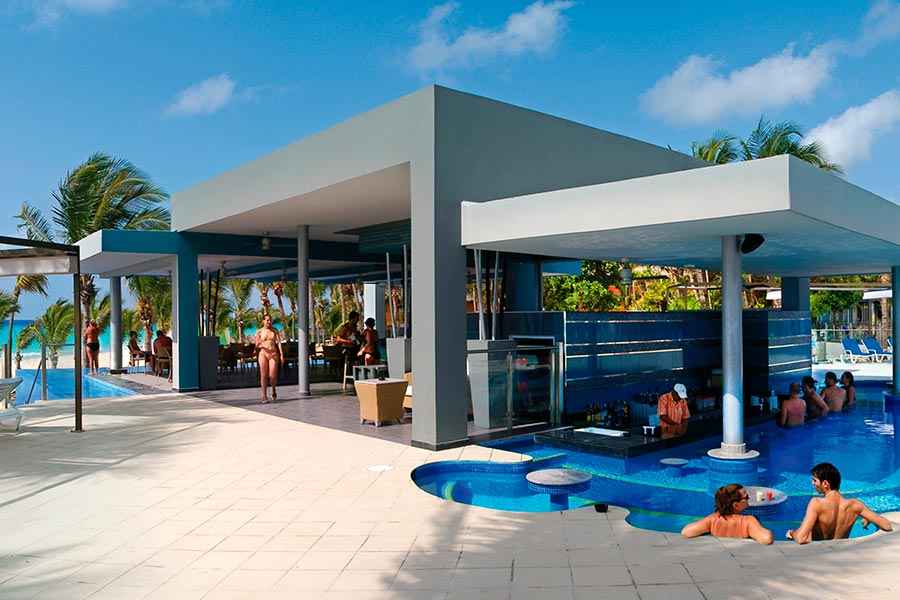 pool-bar-riu-yucatan_tcm55-224928