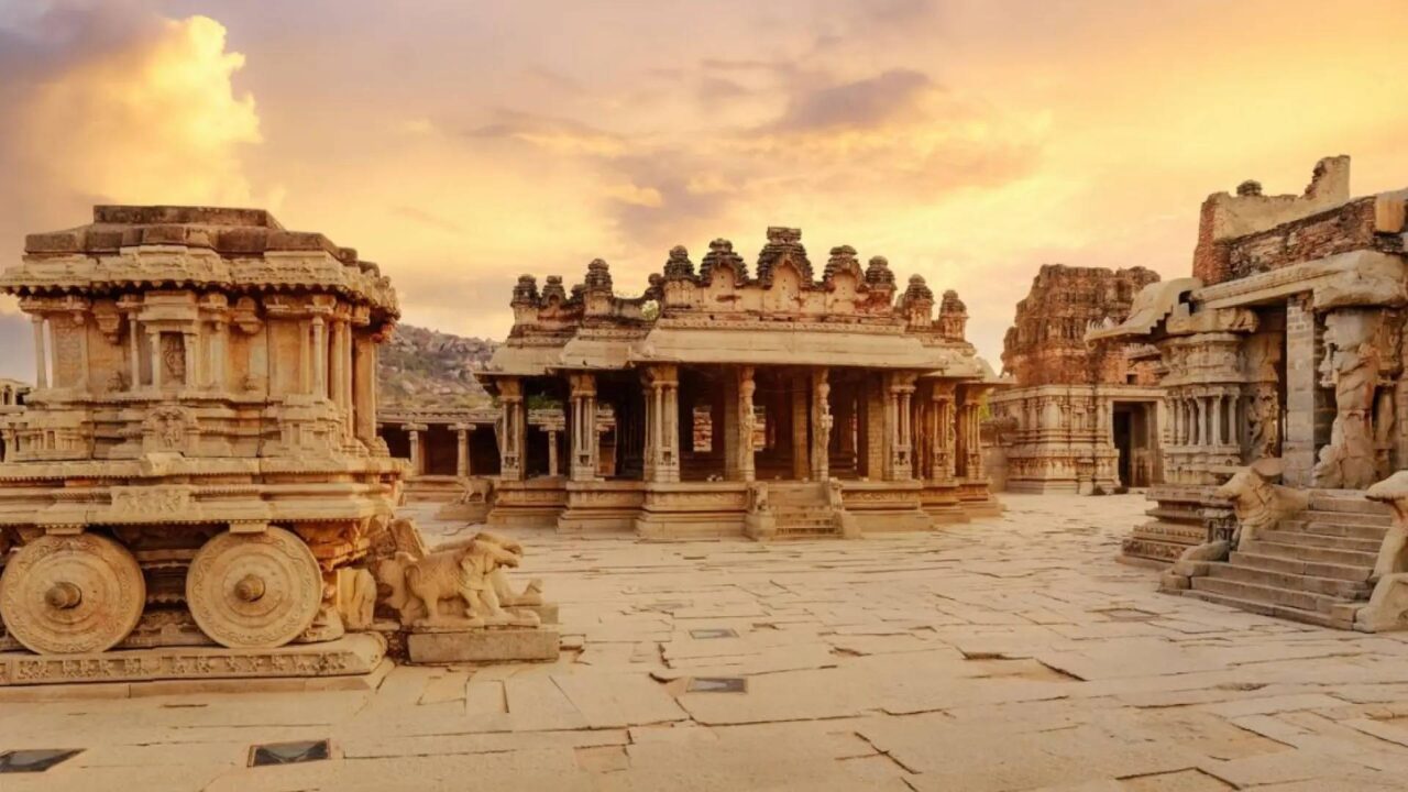 https://westchestertravel.com/wp-content/uploads/2024/09/antiguo-carro-de-piedra-con-ruinas-arqueologicas-en-el-patio-del-templo-vittala-en-hampi-karnataka-india-2-1280x720.jpg